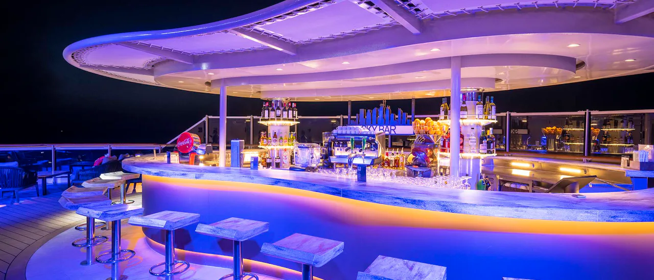 Ta en drink i Sky bar