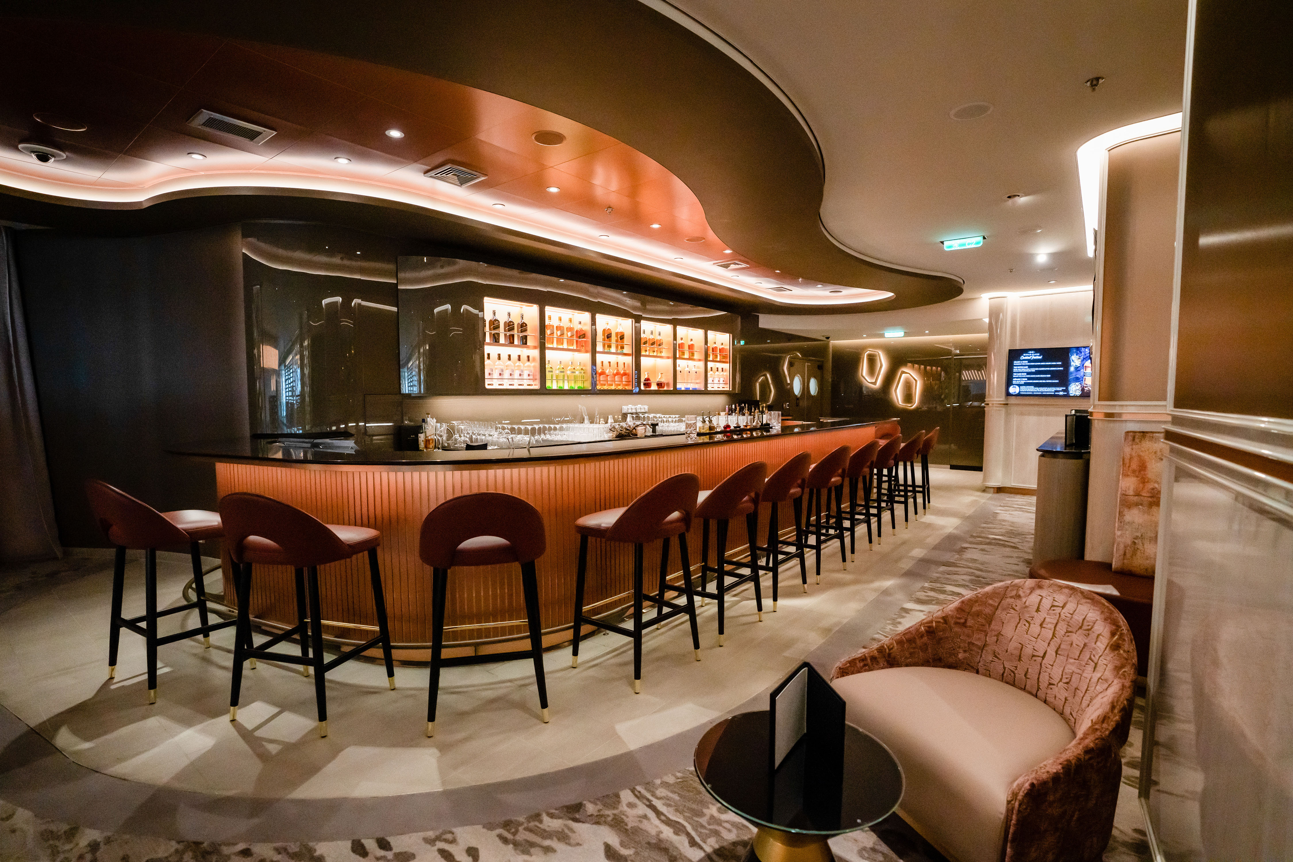 Njut av en drink i World Class-baren