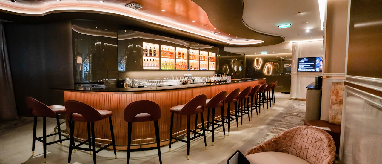 Njut av en drink i World Class-baren