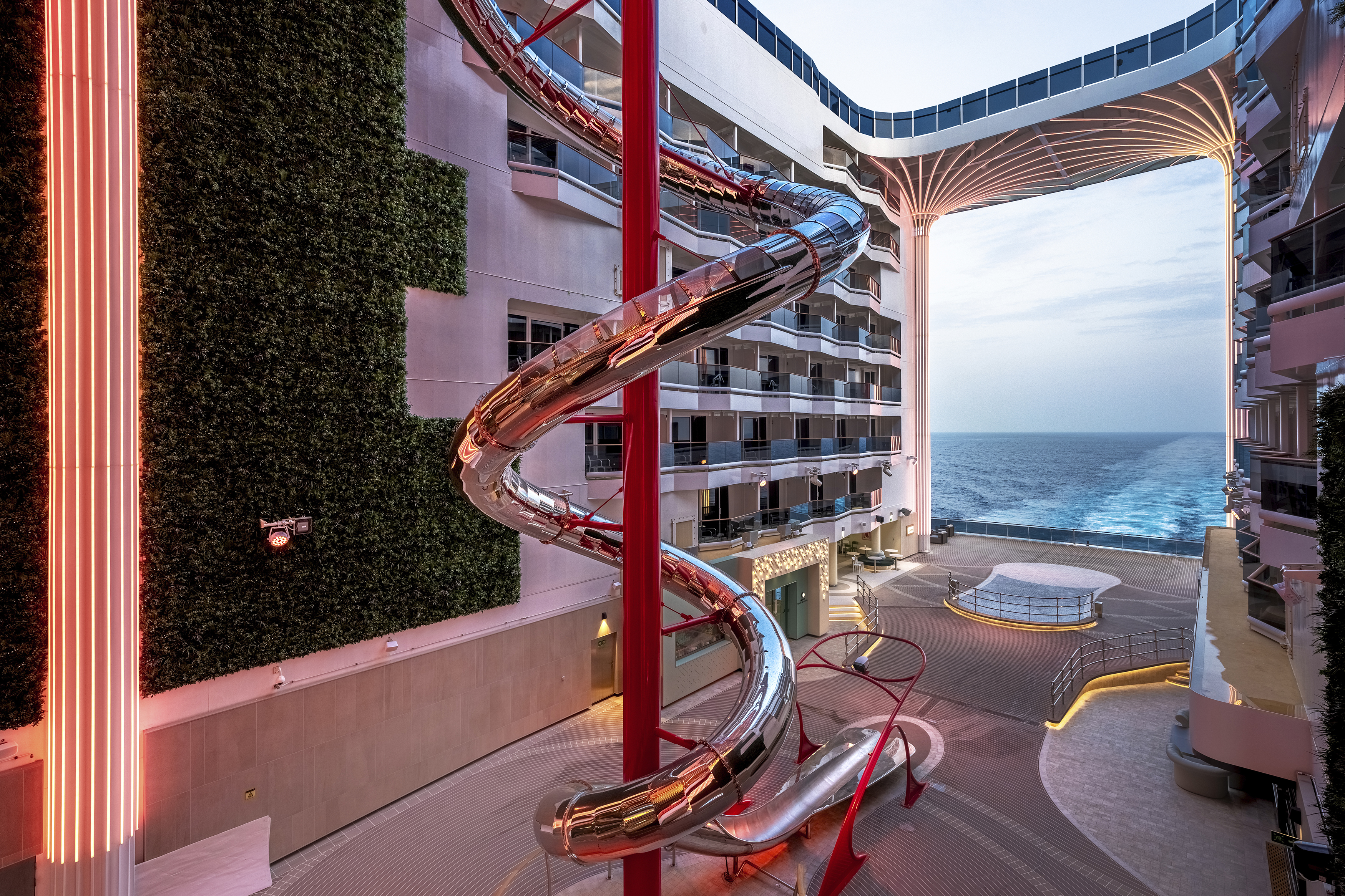 The Spiral, en toppmodern rutschbana i rostfritt stål som sträcker sig över 11 däck, är promenadens självklara mittpunkt