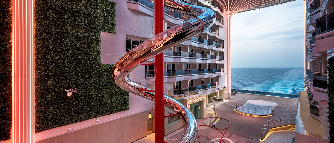 The Spiral, en toppmodern rutschbana i rostfritt stål som sträcker sig över 11 däck, är promenadens självklara mittpunkt