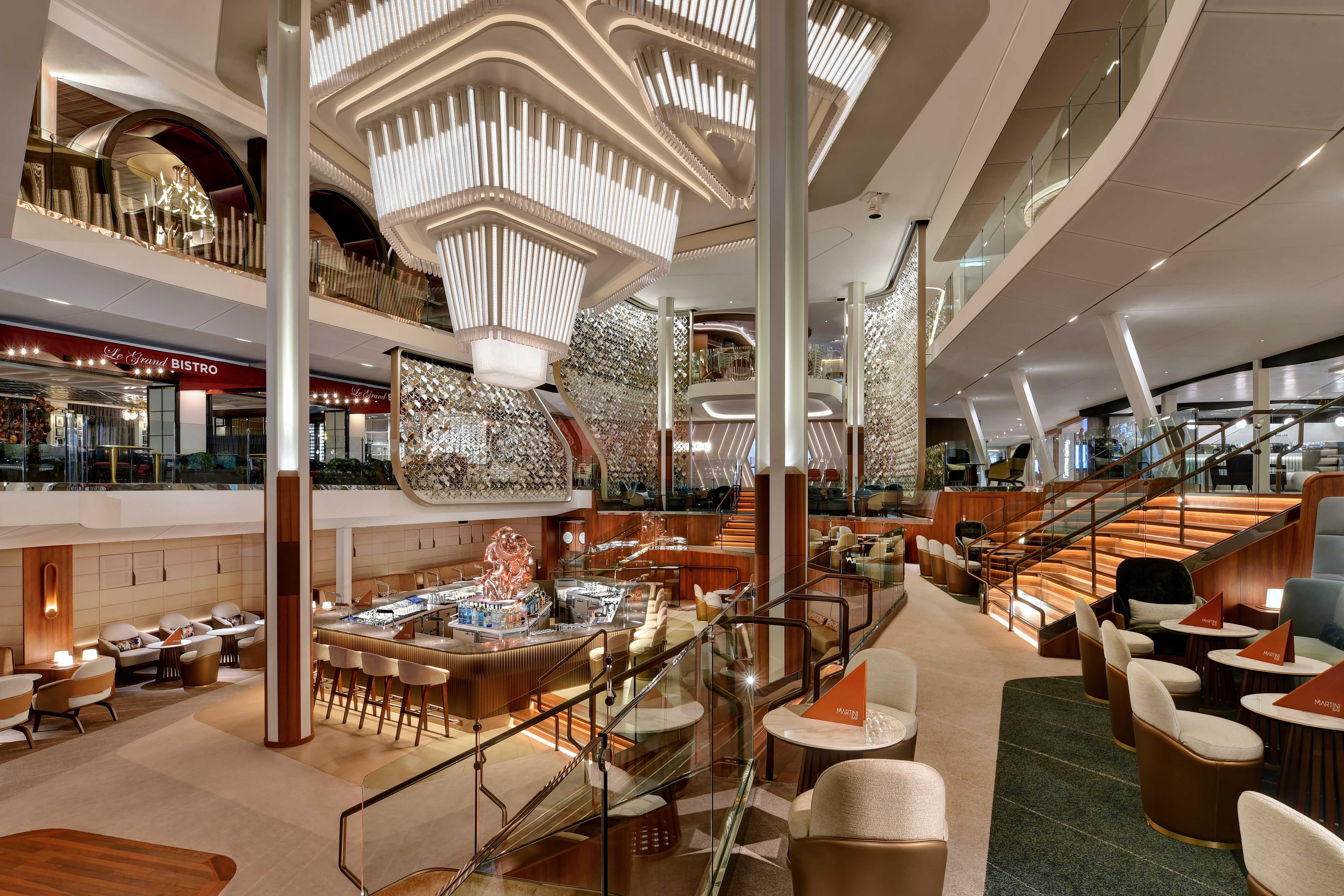 Grand Plaza omges av restauranger, med Martini-baren i centrum.
