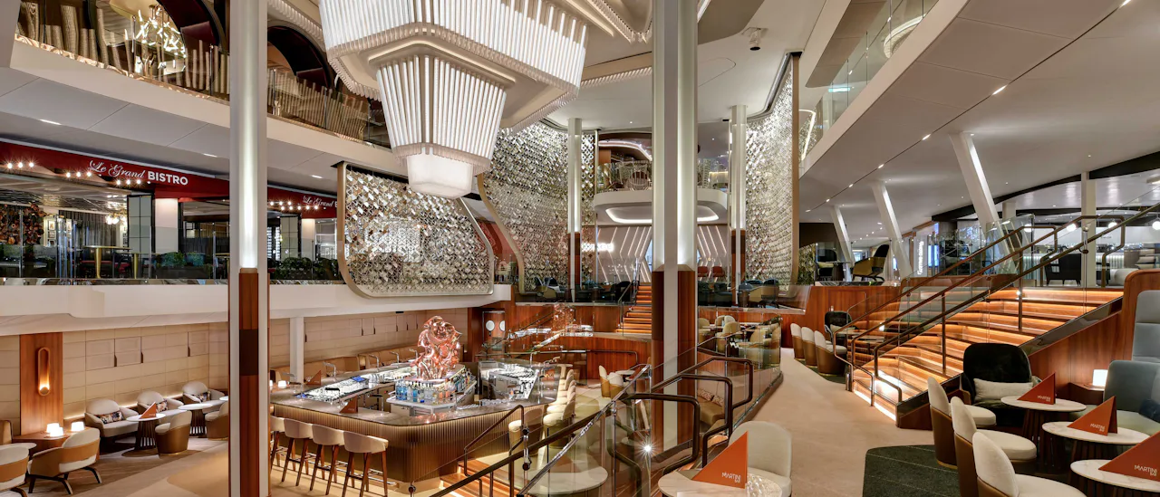 Grand Plaza omges av restauranger, med Martini-baren i centrum.