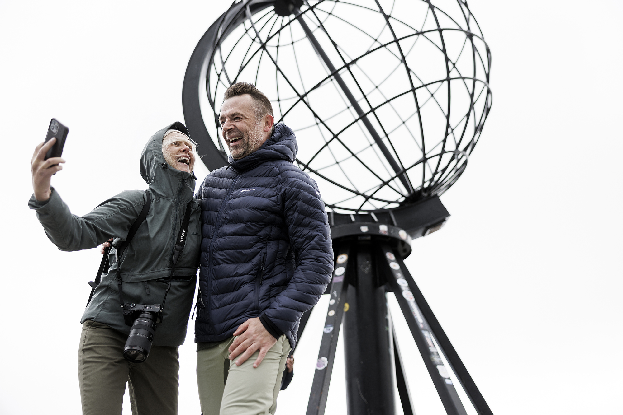 Njut av den storslagna utsikten från den världsberömda, 307 meter höga klippan Nordkapsplatån – Europas nordligaste punkt!