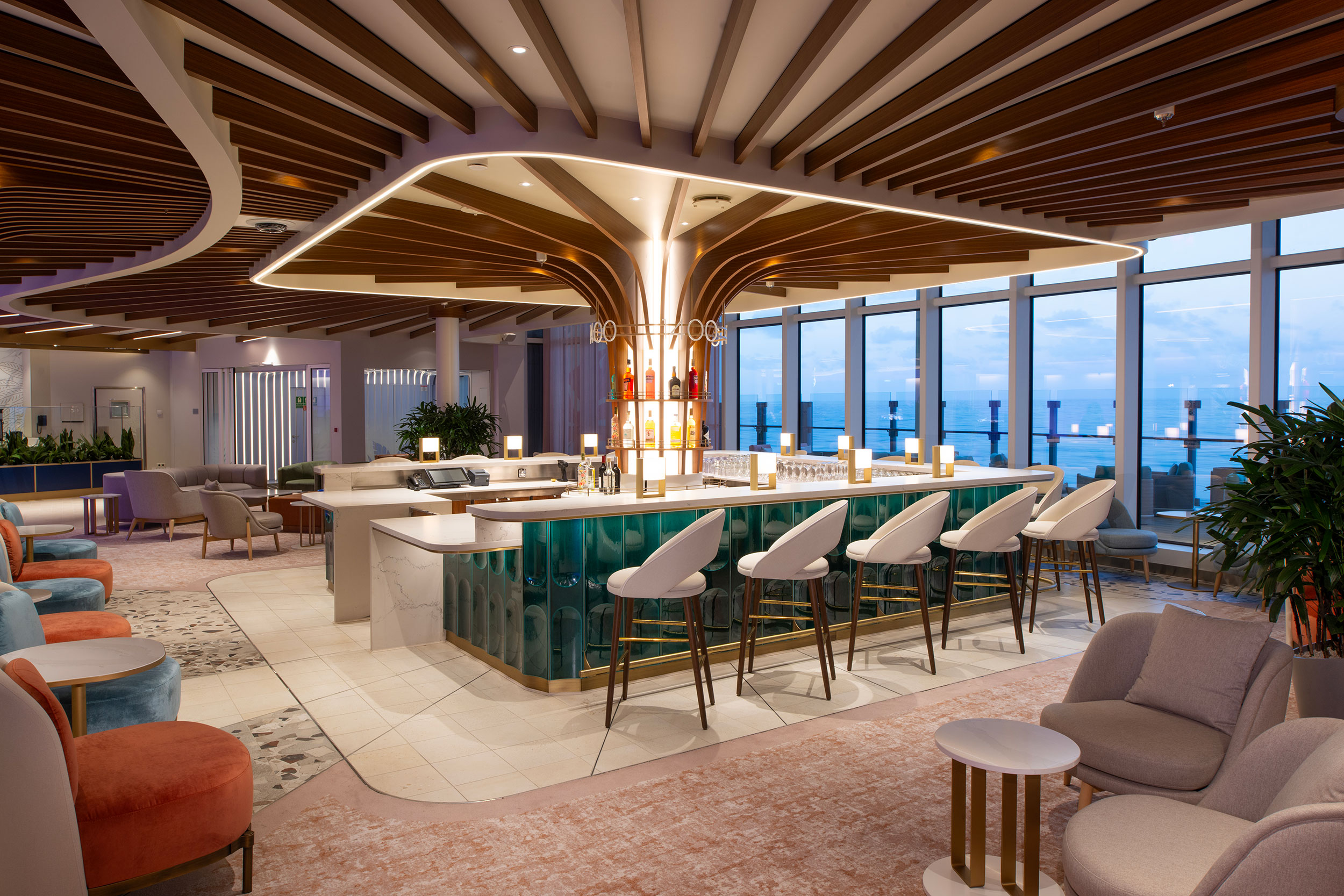 Njut av en cocktail i baren The Lobby. Efter solnedgången lyses det färgstarka mosaiktaket ovanför baren upp.