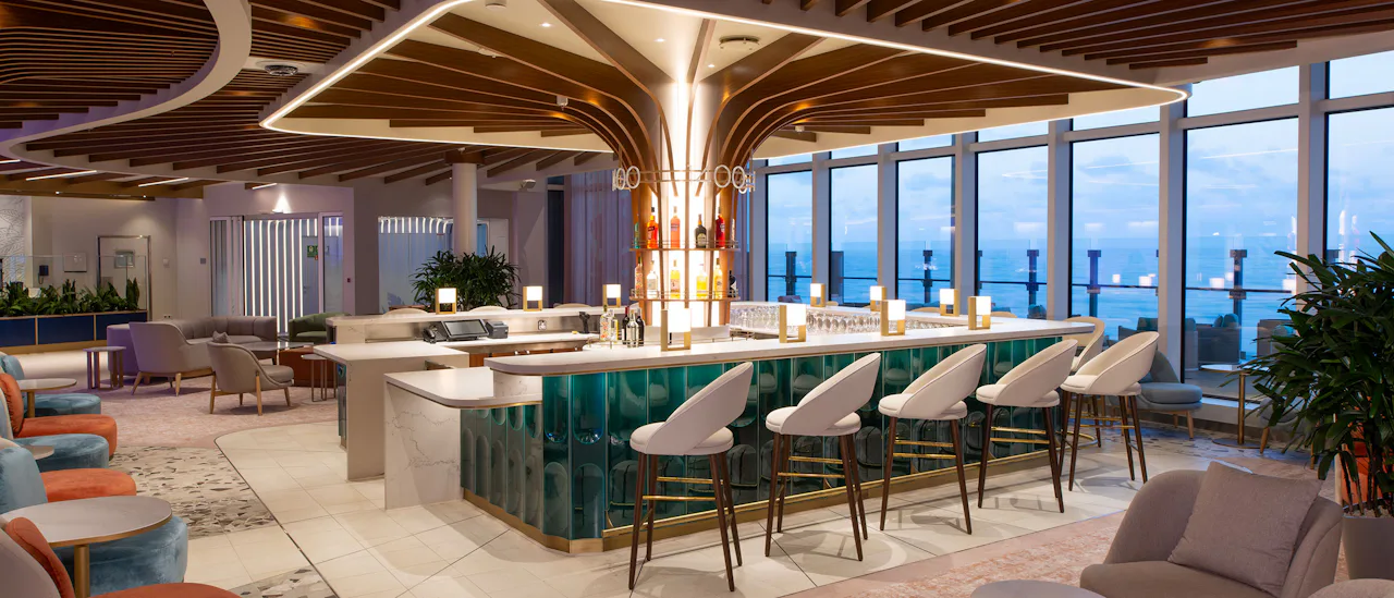 Njut av en cocktail i baren The Lobby. Efter solnedgången lyses det färgstarka mosaiktaket ovanför baren upp.