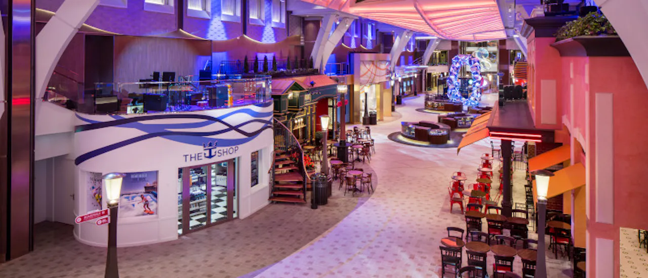 Strosa bland butiker, barer och restauranger på Royal Promenade