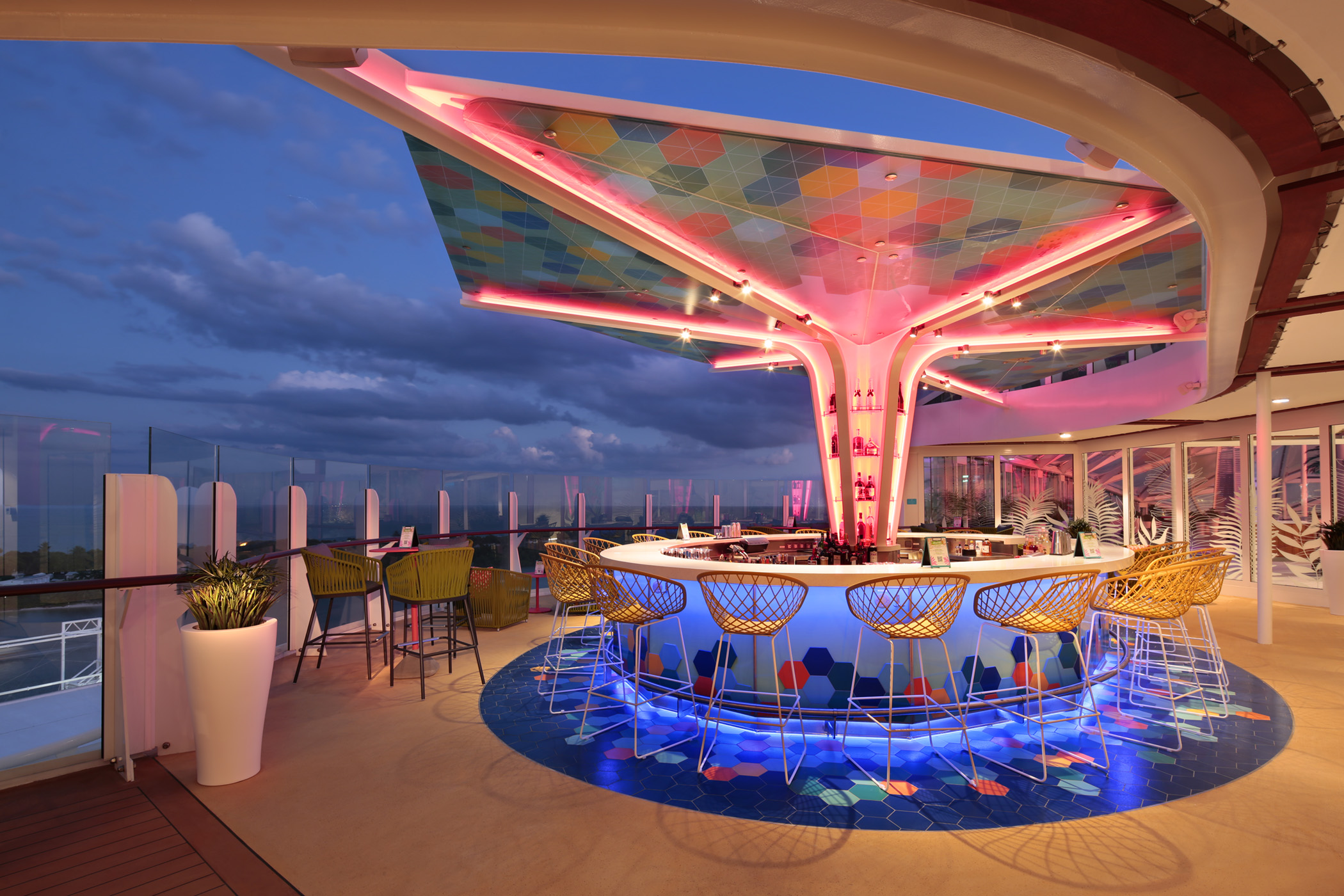Njut av en cocktail på The Vue Bar – efter solnedgången breder ett färgstarkt mosaiktak ut sig ovanför baren