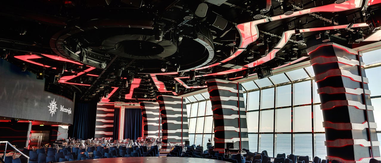 I loungen med stora panoramafönster visas shower i samarbete med Cirque du Soleil - mot extra kostnad.