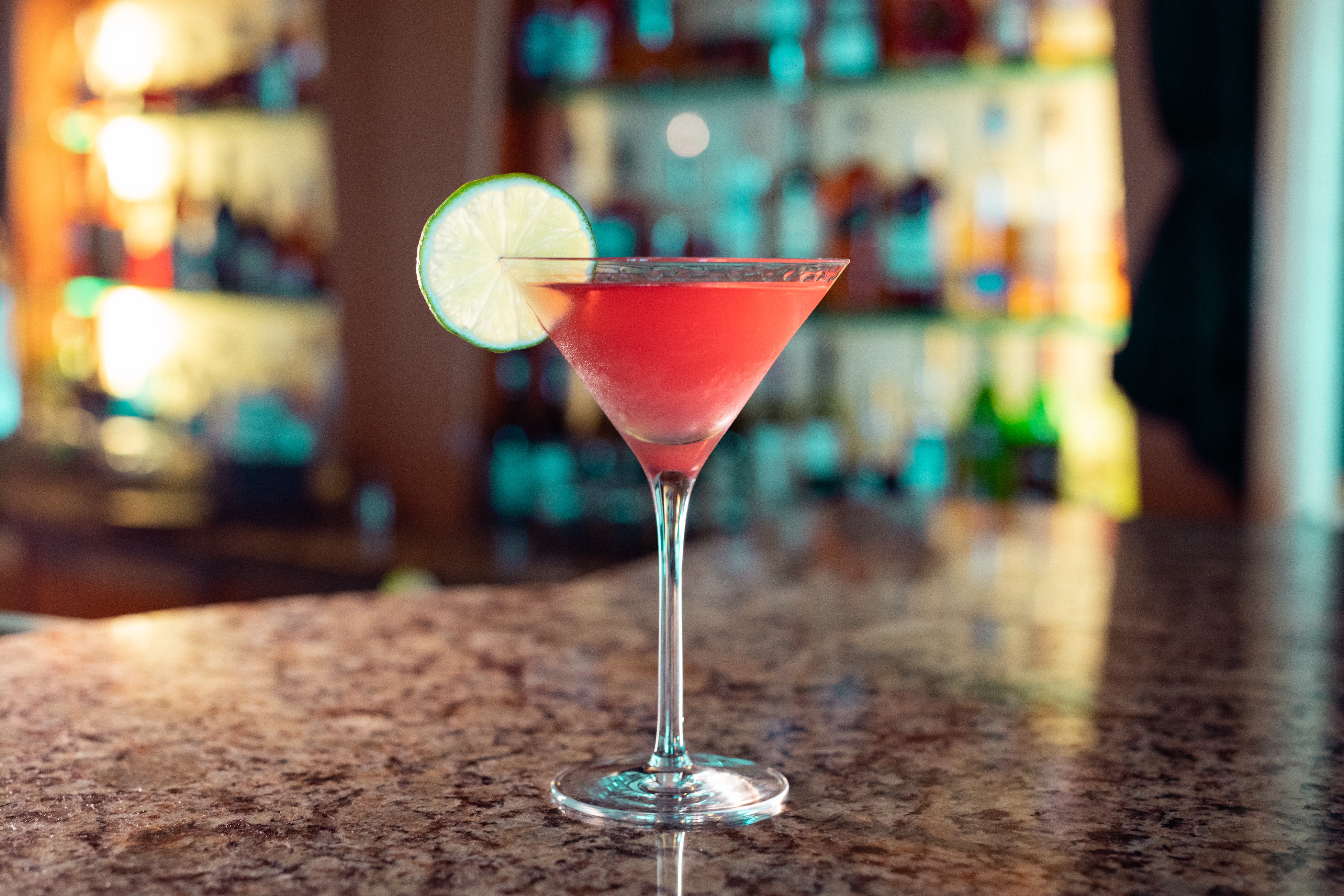 Koppla av med en cocktail och njut av utsikten i Explorer Lounge & Bar