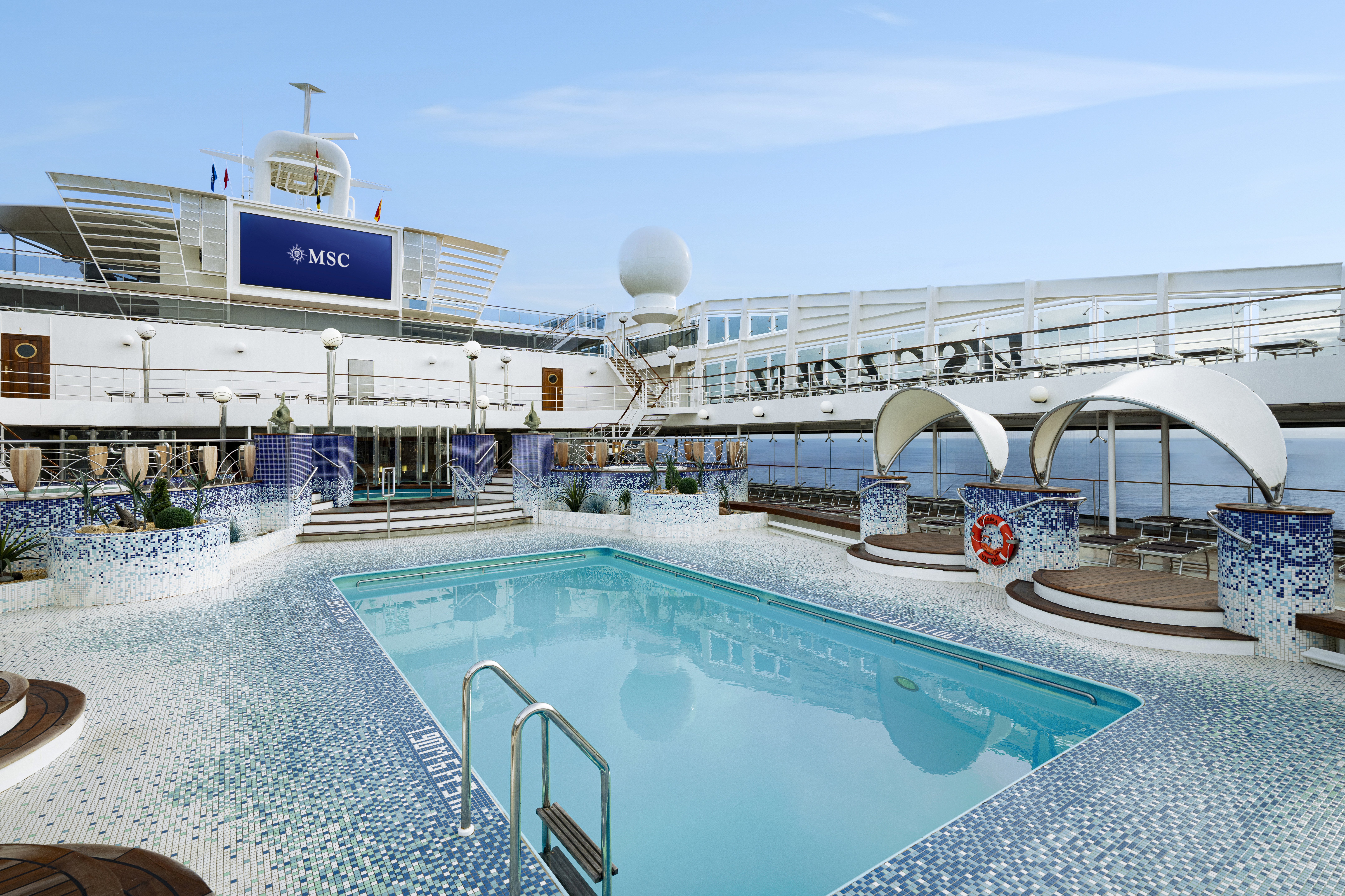 Poolområdet Coral Bay har en pool och en utomhusbio vid poolkanten – en perfekt plats för avkoppling och underhållning under bar himmel.