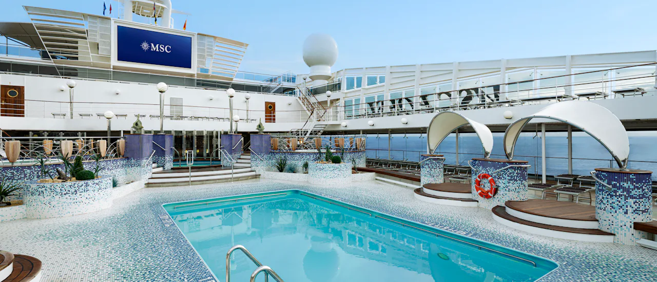 Poolområdet Coral Bay har en pool och en utomhusbio vid poolkanten – en perfekt plats för avkoppling och underhållning under bar himmel.