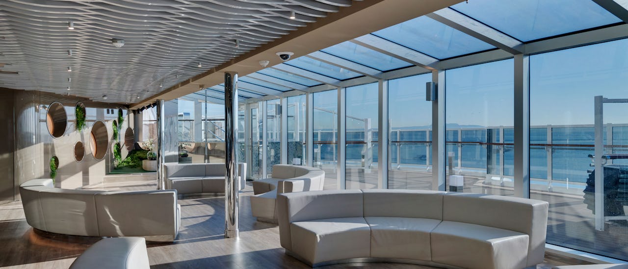 Entrén till Spa-avdelningen där du kan få en massage utomhus på 360° Waterfront Boardwalk