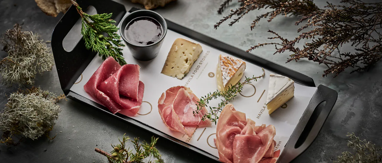 Kaféet serverar enklare tilltugg, kaffe och kaka, lunch eller en lättare middag