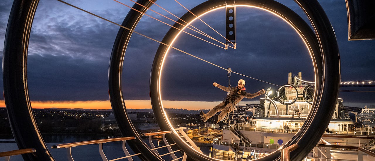 Högst upp finns världens längsta linbana (zipline) till sjöss.