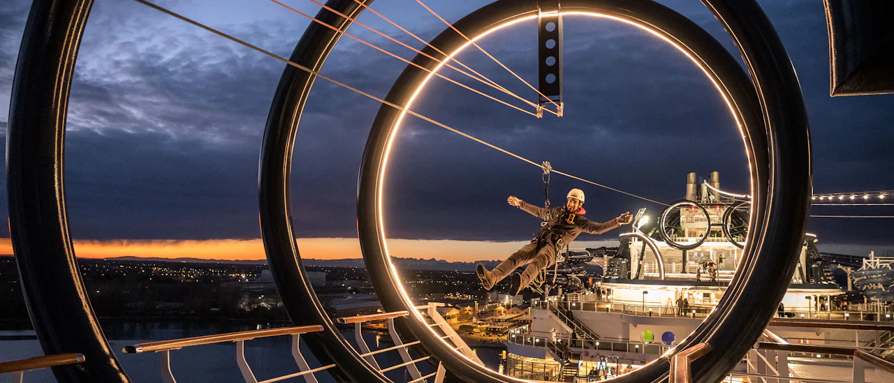 Högst upp finns världens längsta linbana -zipline- till sjöss.