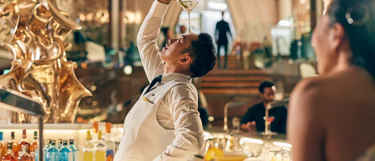 Njut av en drink i Martini-baren!
